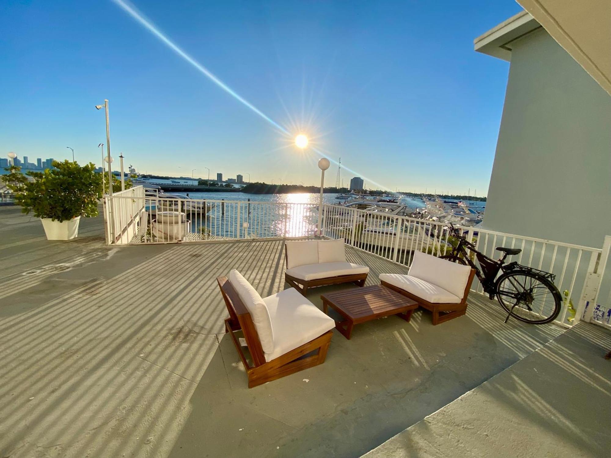 Luxurious Remodeled Direct Waterfront Apartment With Miami Skyline View And Outdoor Terrace Free Parking 5Min Drive To Miami Beach Exterior foto