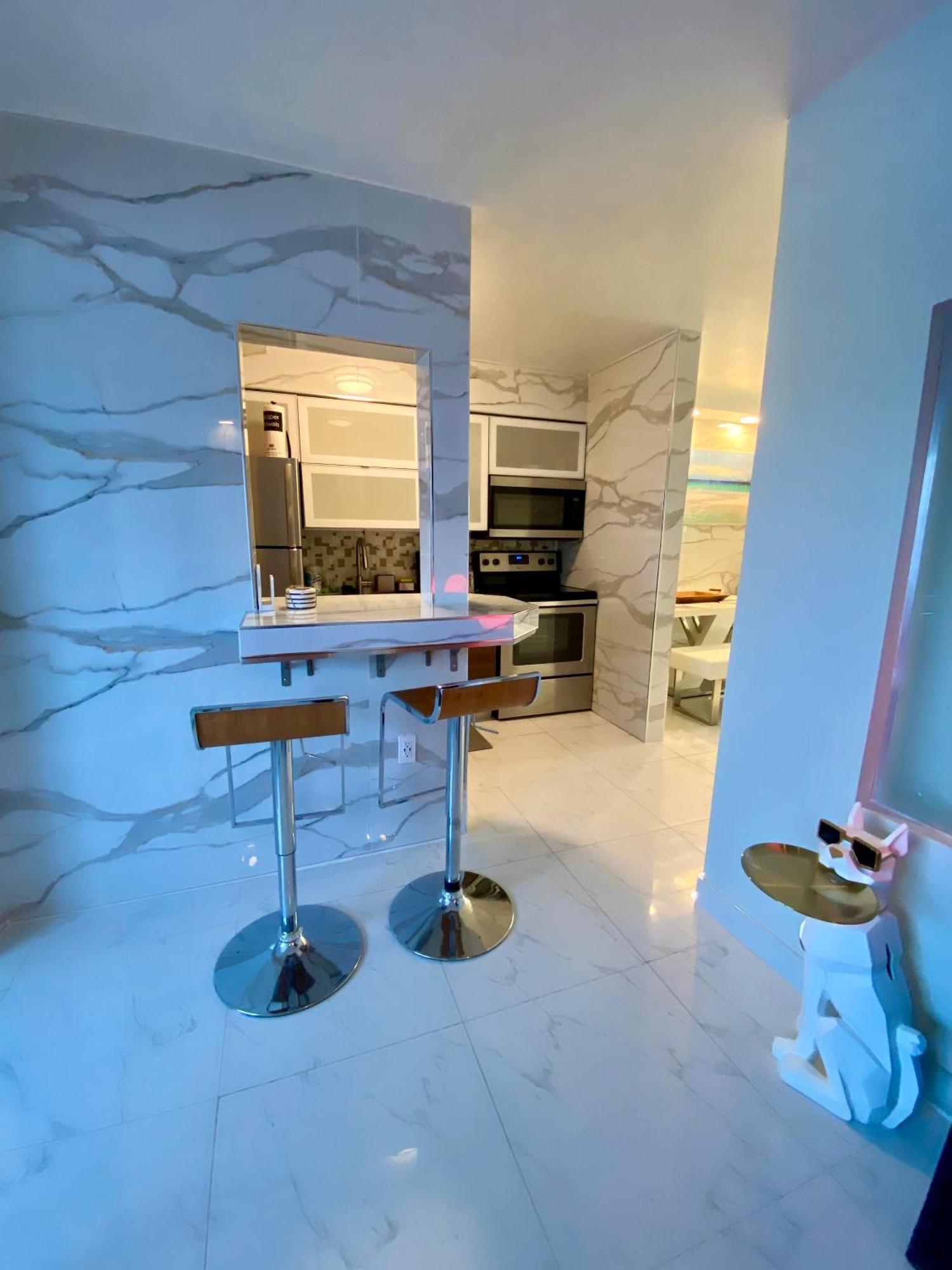 Luxurious Remodeled Direct Waterfront Apartment With Miami Skyline View And Outdoor Terrace Free Parking 5Min Drive To Miami Beach Exterior foto