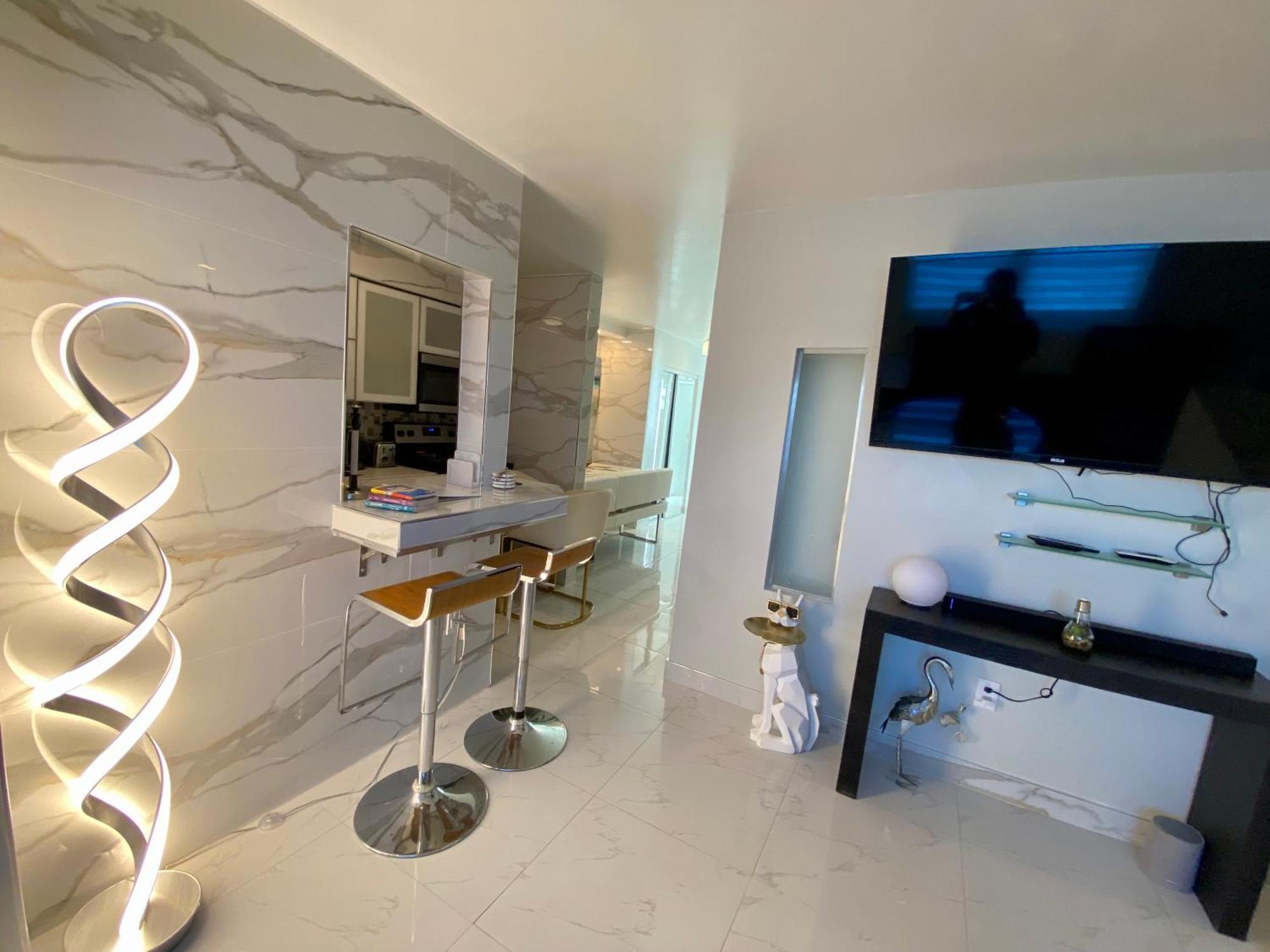 Luxurious Remodeled Direct Waterfront Apartment With Miami Skyline View And Outdoor Terrace Free Parking 5Min Drive To Miami Beach Exterior foto
