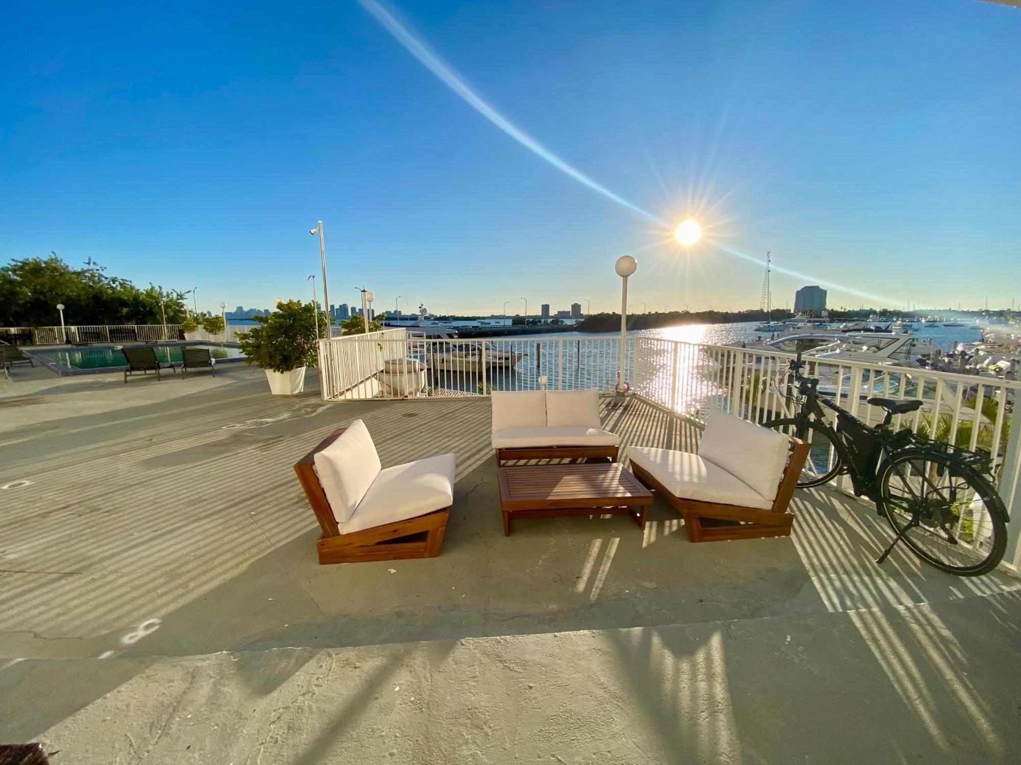 Luxurious Remodeled Direct Waterfront Apartment With Miami Skyline View And Outdoor Terrace Free Parking 5Min Drive To Miami Beach Exterior foto